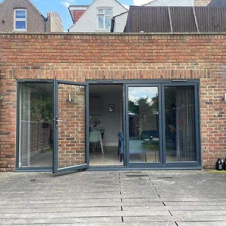 Апартаменты Wonderful 3 Bed Flat With Private Garden In Wimbledon - 1 The Queens Лондон Экстерьер фото