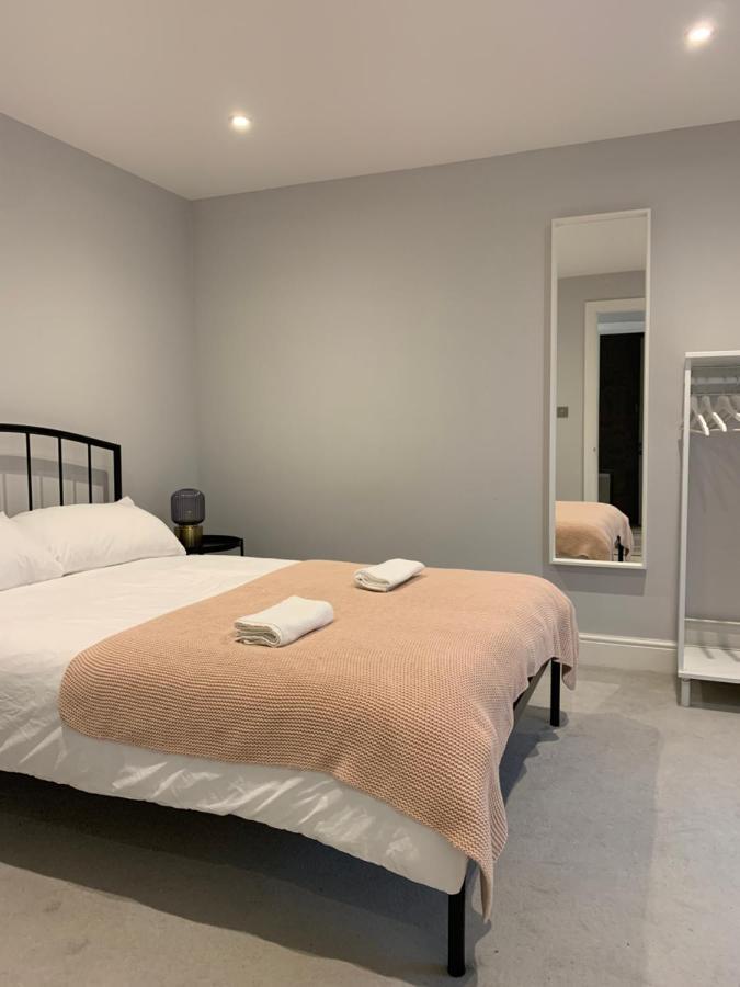Апартаменты Wonderful 3 Bed Flat With Private Garden In Wimbledon - 1 The Queens Лондон Экстерьер фото