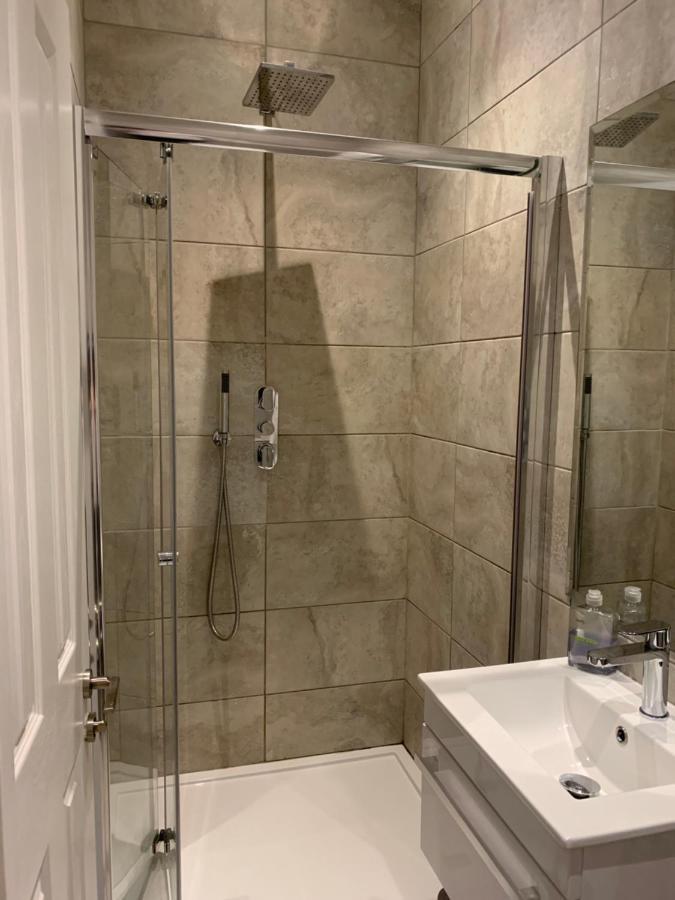 Апартаменты Wonderful 3 Bed Flat With Private Garden In Wimbledon - 1 The Queens Лондон Экстерьер фото